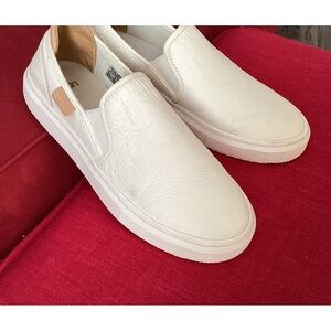 UGG CLASSIC GENUINE LEATHER ALAMEDA SLIP ON SHOES - 9